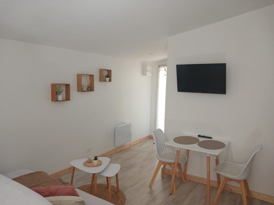 TV and multimedia, Living room, Dining area