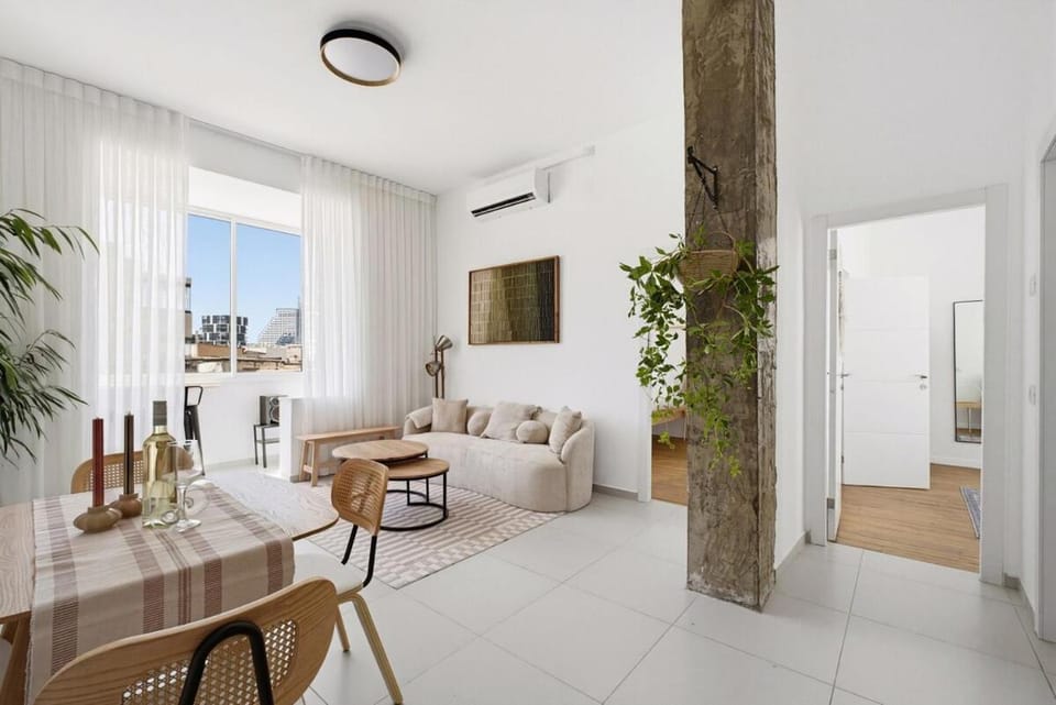 Patio, TV and multimedia, Seating area, Dining area, air conditioner