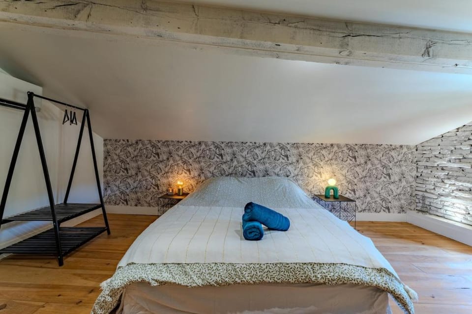 Bed, Photo of the whole room, Bedroom, towels