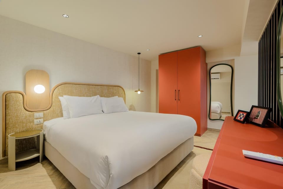 Photo of the whole room, Bedroom, wardrobe