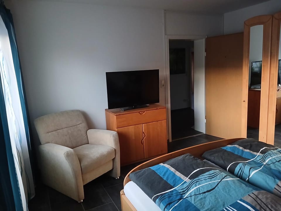 Bed, TV and multimedia, Photo of the whole room, Bedroom