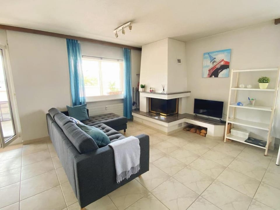 TV and multimedia, Living room, Seating area, Evening entertainment