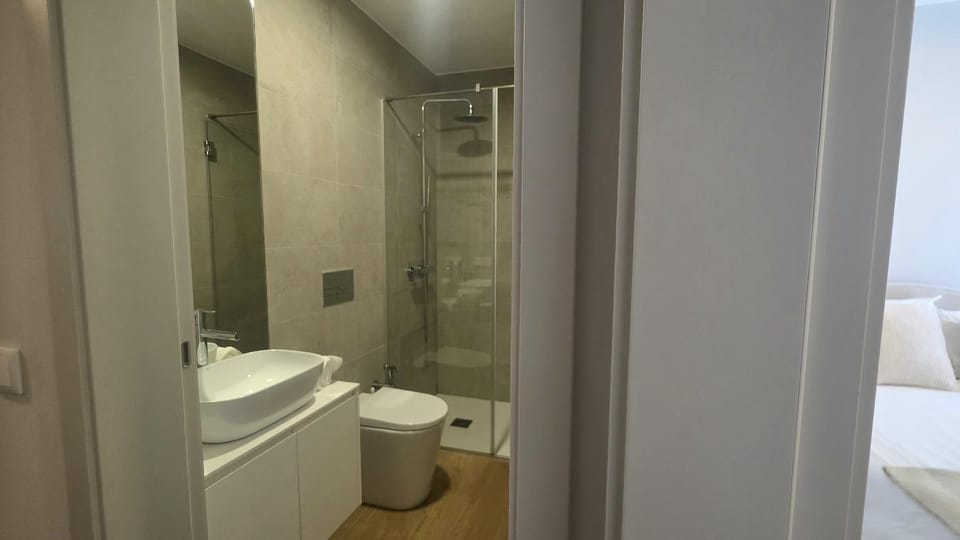 Shower, Toilet, Bathroom, Bath, bidet, towels
