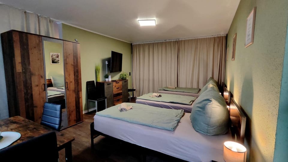 Bed, TV and multimedia, Photo of the whole room, Bedroom