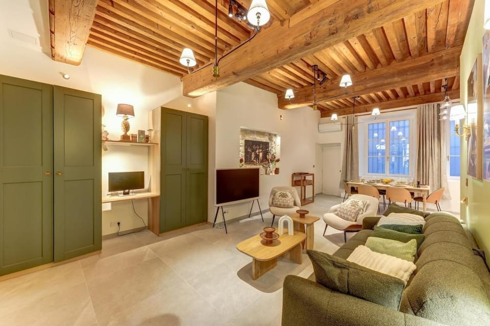 TV and multimedia, Living room, Decorative detail, Seating area, air conditioner