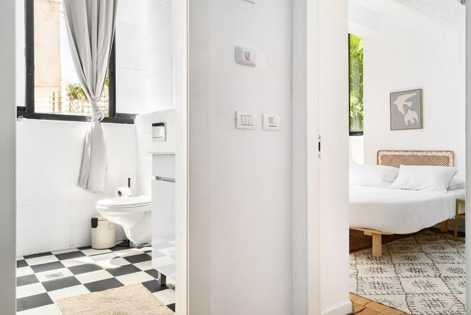 Toilet, Bed, Bathroom, Photo of the whole room, Bedroom, Bath, towels