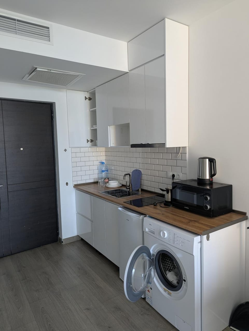 Kitchen or kitchenette, stove, washing machine