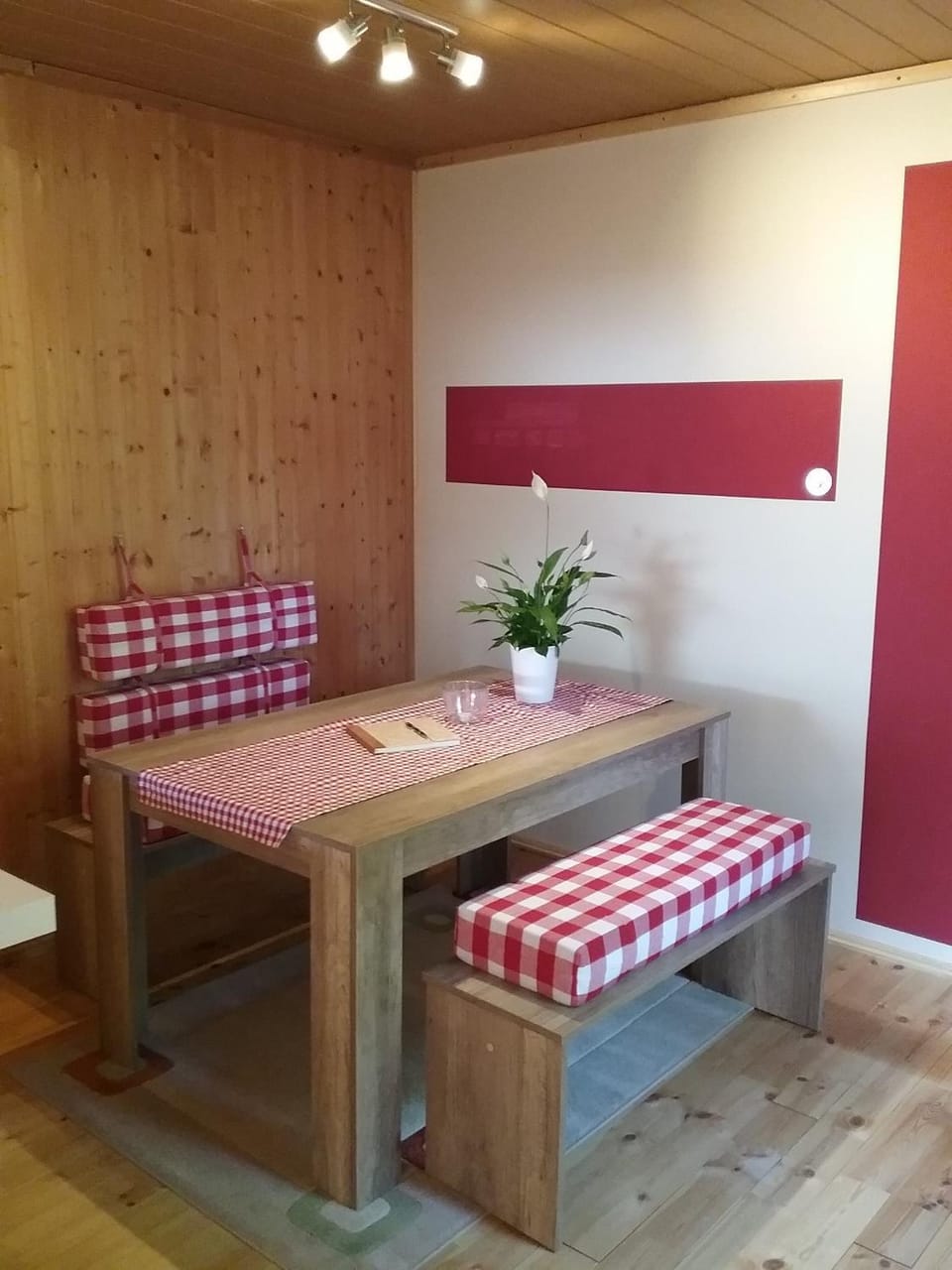 Seating area, Dining area