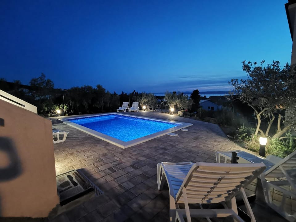 Swimming pool, Location, children, Family