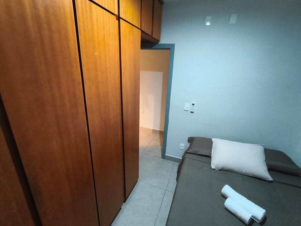 AP com suíte e ar-condicionado no Sta Mônica próximo a UFU Apartment in Uberlândia