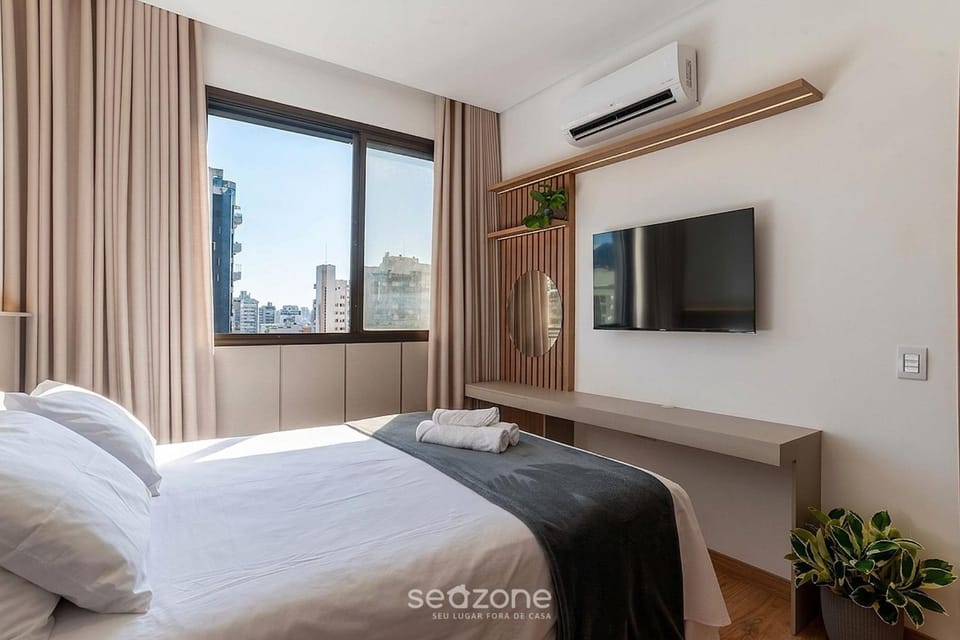 Bed, TV and multimedia, Bedroom, City view