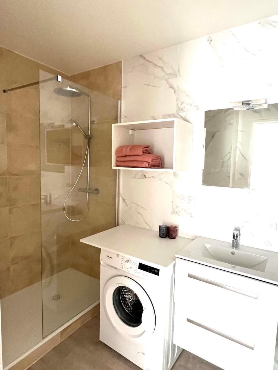 Bathroom, Kitchen or kitchenette, washing machine