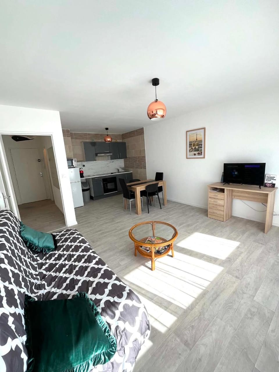 Bed, Kitchen or kitchenette, Living room, Seating area