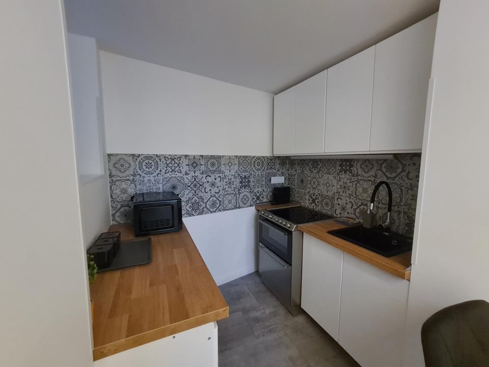 Kitchen or kitchenette, microwave, oven, stove