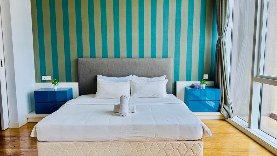 Bed, Photo of the whole room, Bedroom, towels