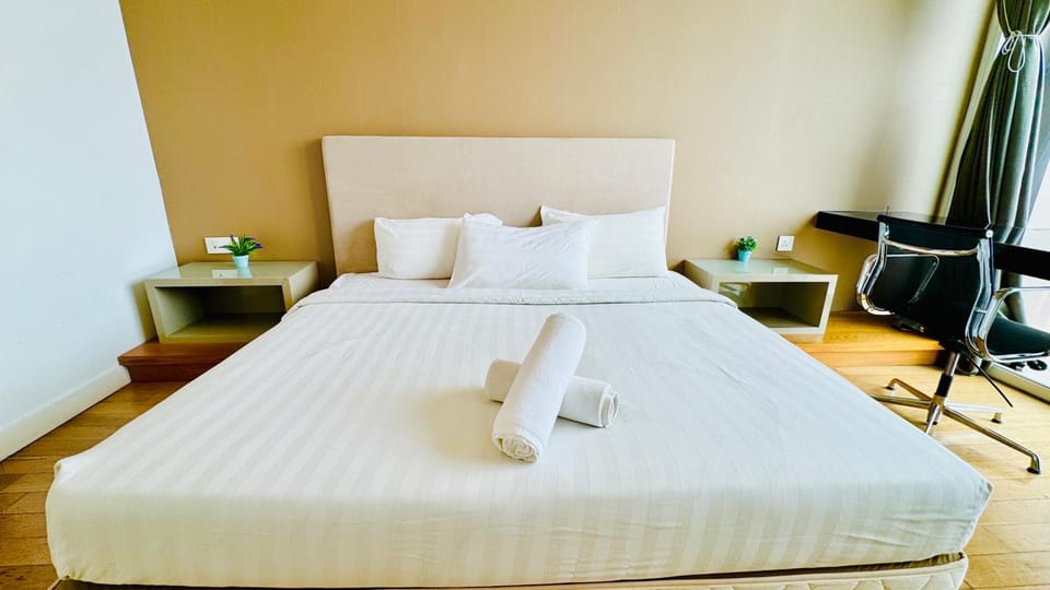 Bed, Photo of the whole room, Bedroom, towels