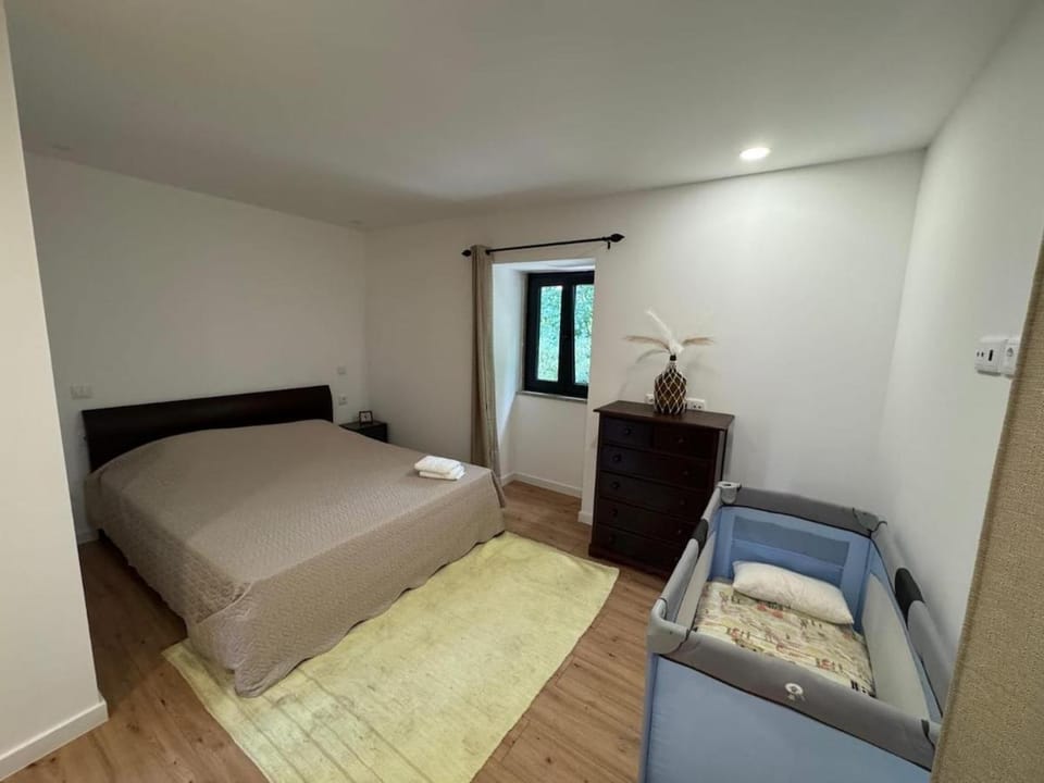 Bedroom, cot