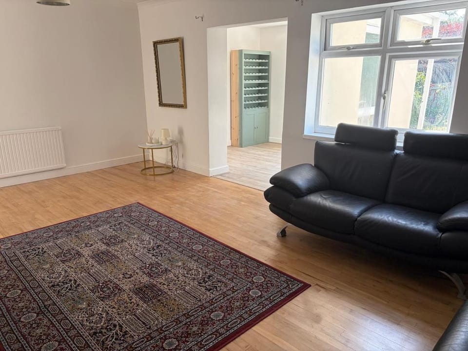 Spacious 4BRDetached Home 10 Min Walk to Cowbridge House in Wales