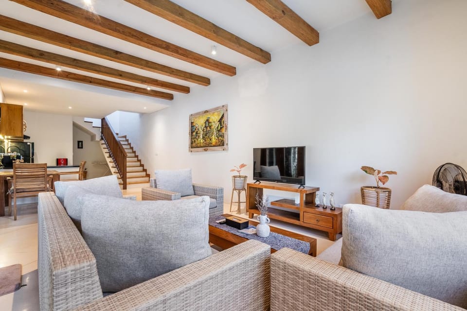 Communal lounge/ TV room, TV and multimedia, Living room, Seating area, Evening entertainment