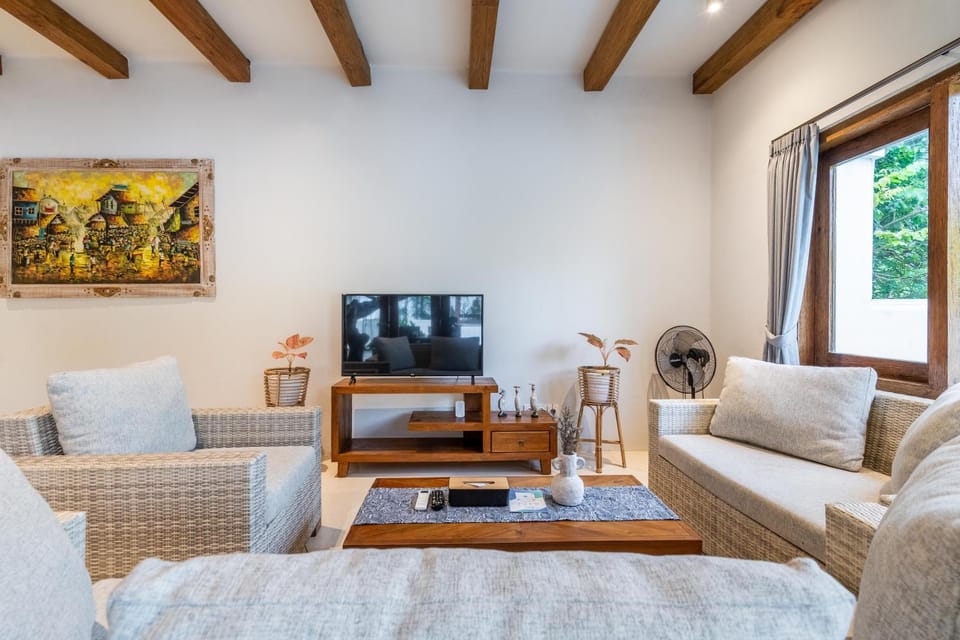 Communal lounge/ TV room, TV and multimedia, Living room, Seating area, Evening entertainment