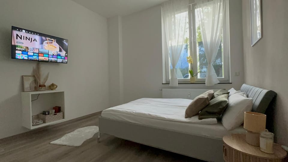Bed, TV and multimedia, Photo of the whole room, Bedroom, Street view