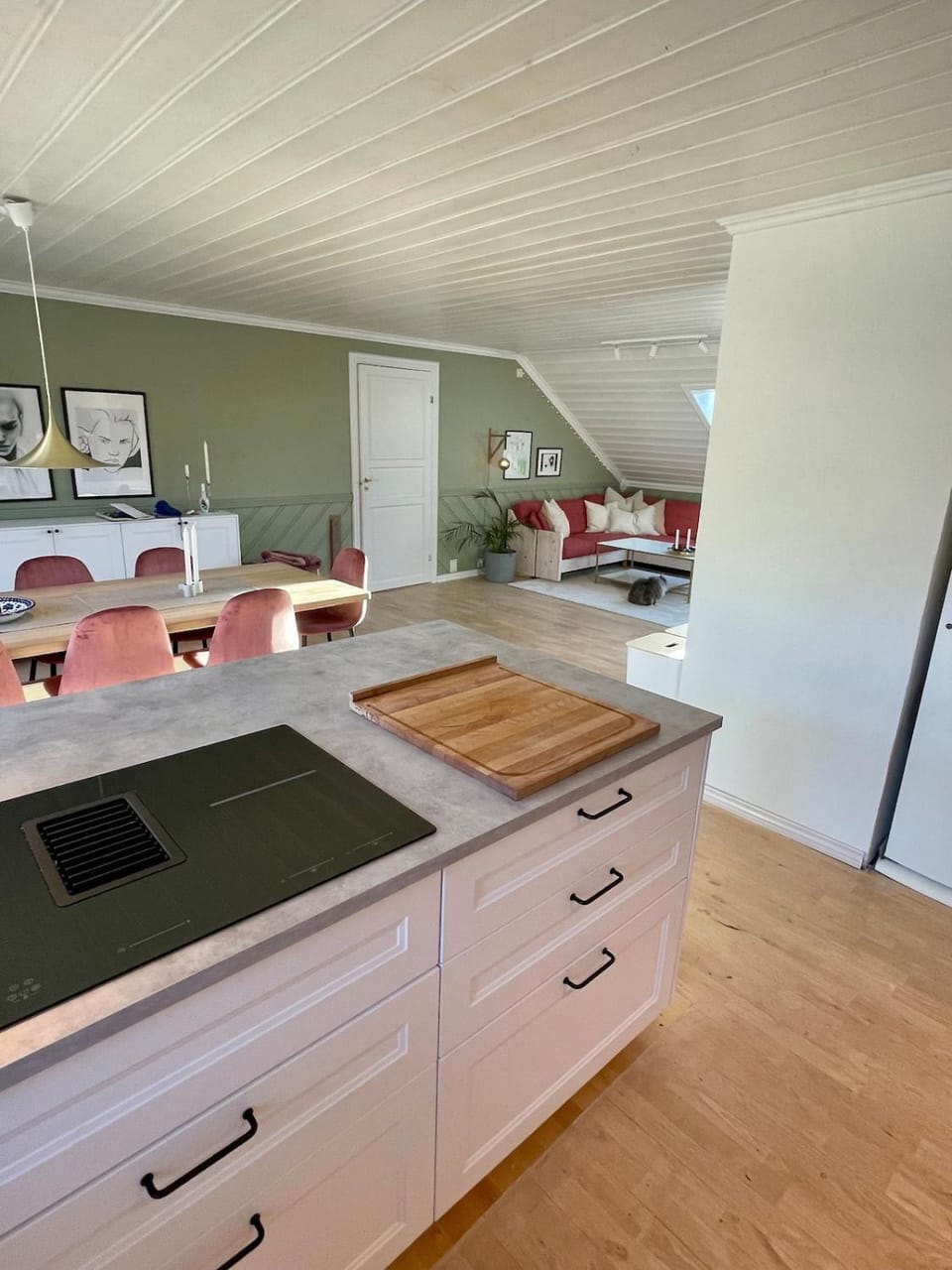 Kitchen or kitchenette, Photo of the whole room, stove