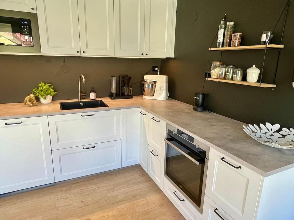 Coffee/tea facilities, Kitchen or kitchenette, dishwasher, oven, toaster