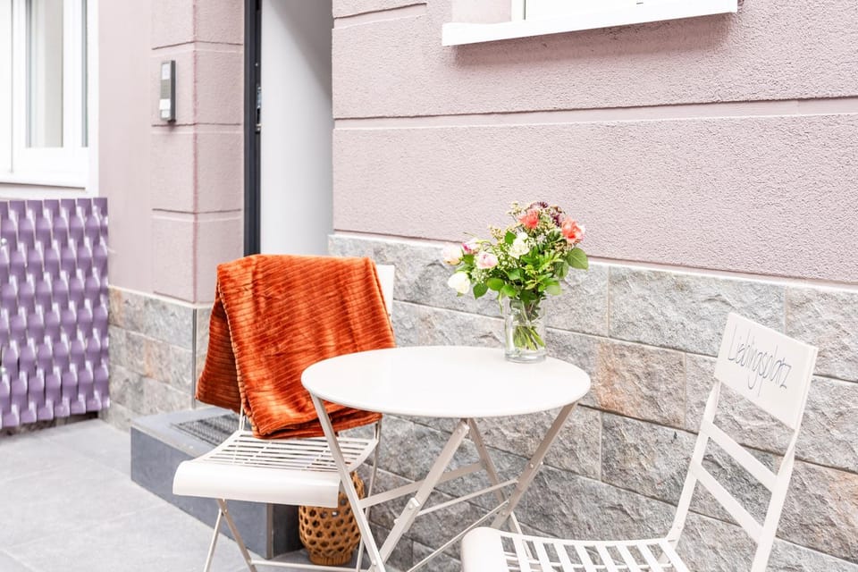 Property building, Facade/entrance, Balcony/Terrace, Seating area, Dining area