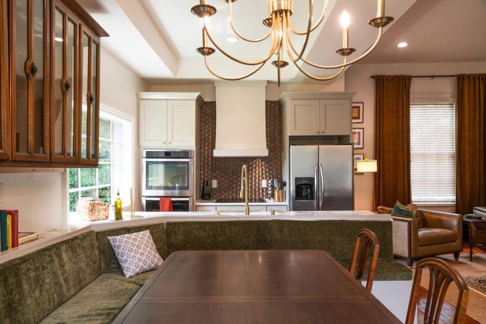 Kitchen or kitchenette, Seating area, Dining area