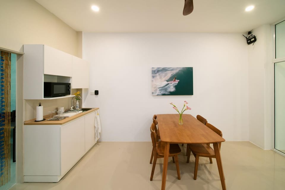 Kitchen or kitchenette, Dining area
