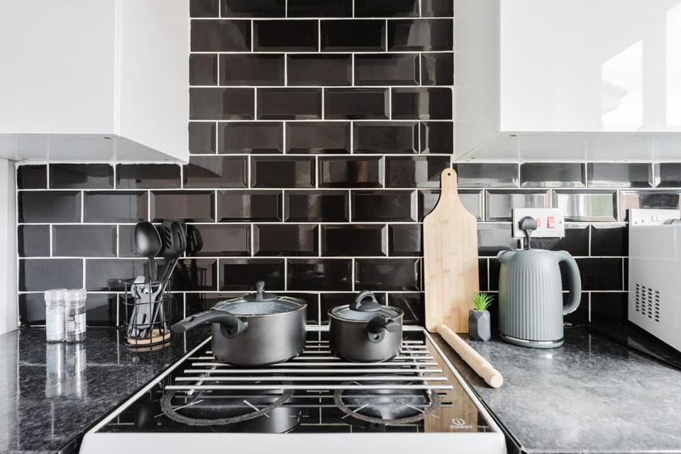 Spacious 3-bedroomed, Entire House, Close to Old Trafford & Manchester City Centre -Ideal for Contractors, Corporate Teams & Group Accommodation with Free Parking House in Salford