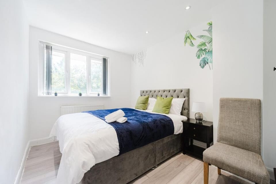 Spacious 3-bedroomed, Entire House, Close to Old Trafford & Manchester City Centre -Ideal for Contractors, Corporate Teams & Group Accommodation with Free Parking House in Salford
