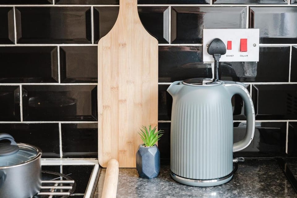 Spacious 3-bedroomed, Entire House, Close to Old Trafford & Manchester City Centre -Ideal for Contractors, Corporate Teams & Group Accommodation with Free Parking House in Salford