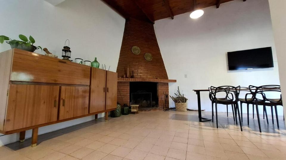 Dining area, fireplace