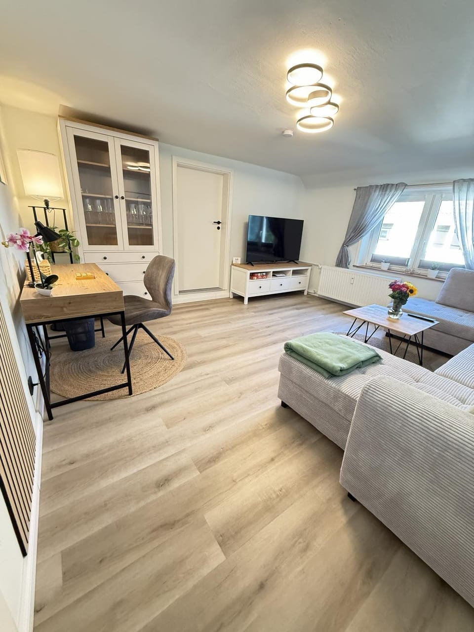 TV and multimedia, Living room, Photo of the whole room, Seating area, Evening entertainment