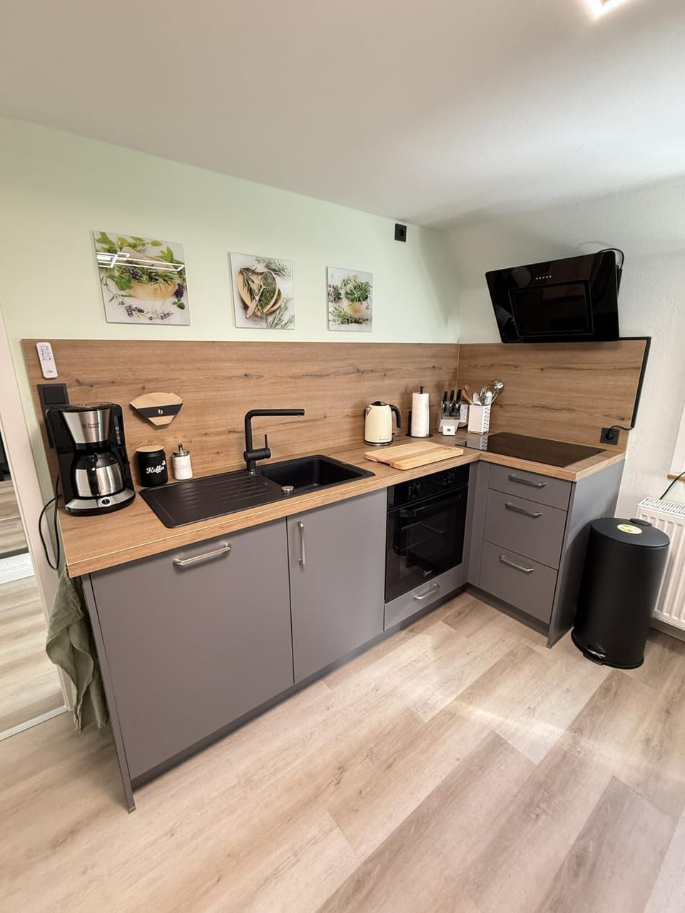Coffee/tea facilities, Kitchen or kitchenette, dishwasher, oven, stove