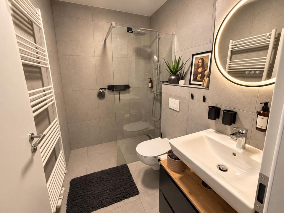 Shower, Toilet, Bathroom, towels