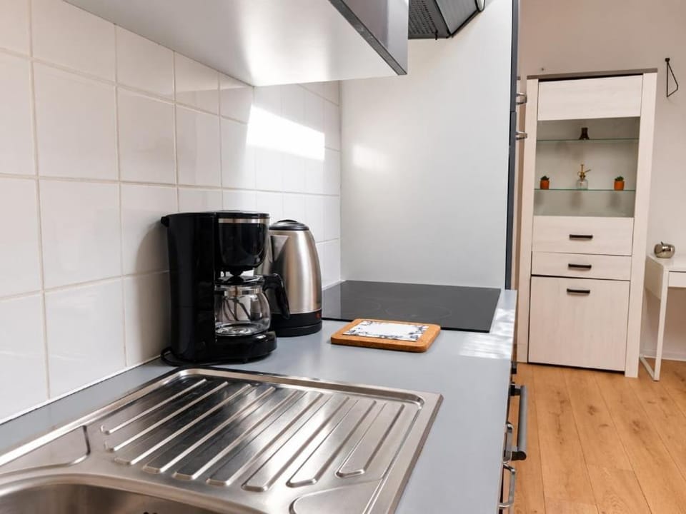 Coffee/tea facilities, Kitchen or kitchenette, oven, stove