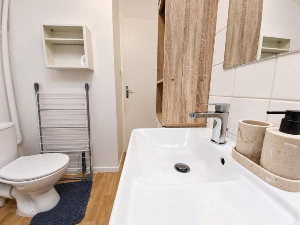 Toilet, towels