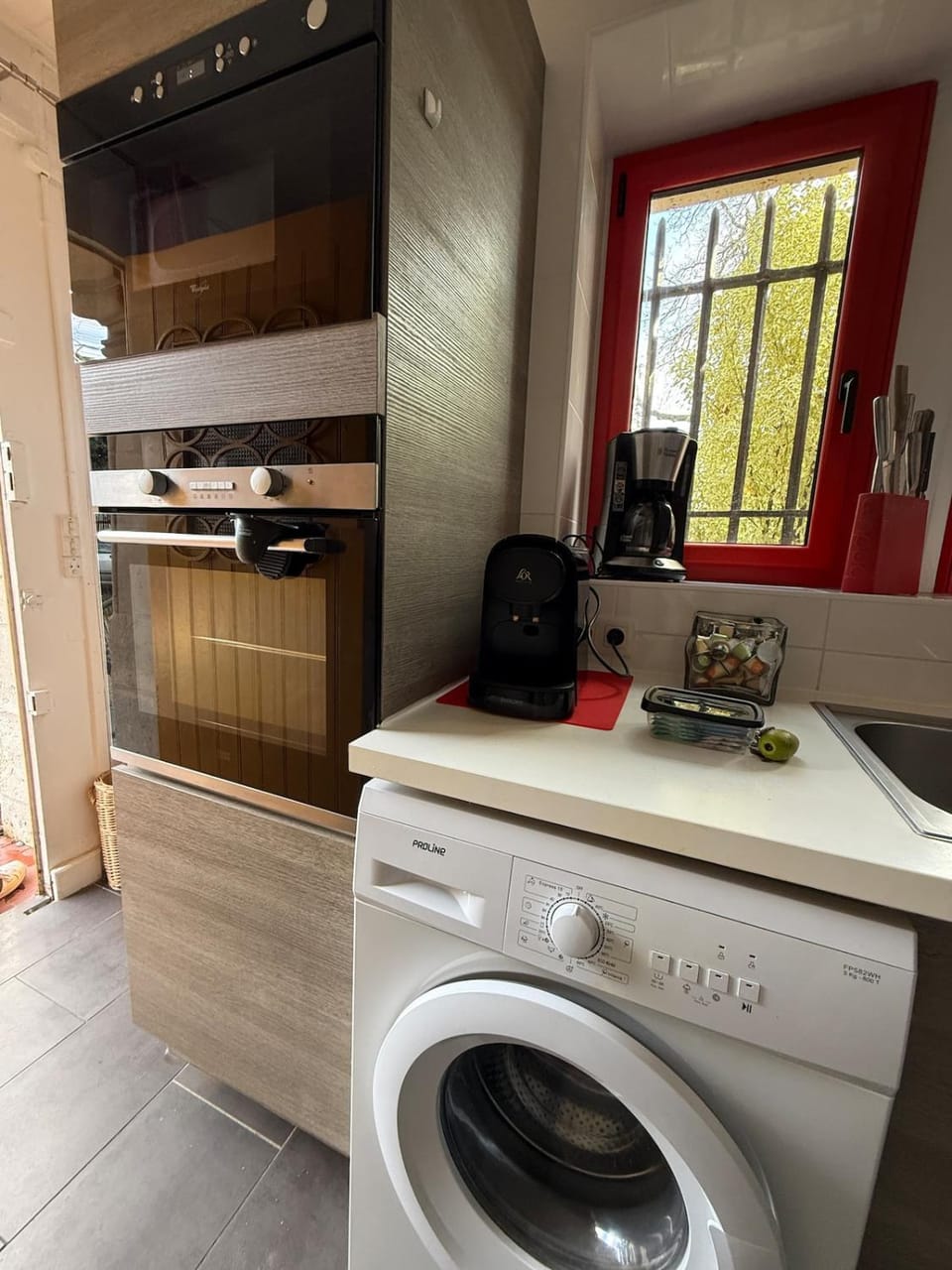 Kitchen or kitchenette, dishwasher, oven