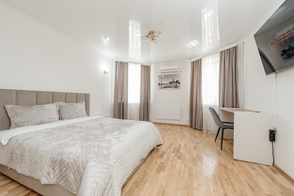 Bed, TV and multimedia, Photo of the whole room, Bedroom