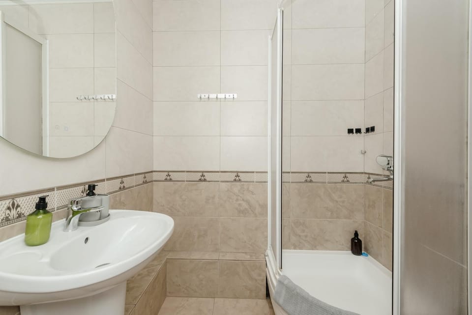 Shower, Toilet, Bathroom, Bath, towels