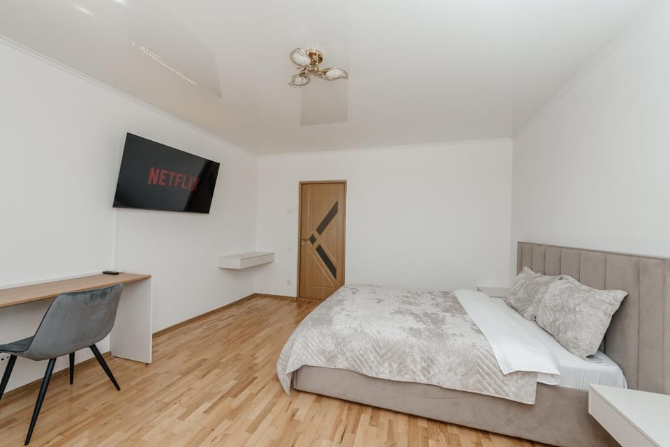 Bed, TV and multimedia, Photo of the whole room, Bedroom, towels