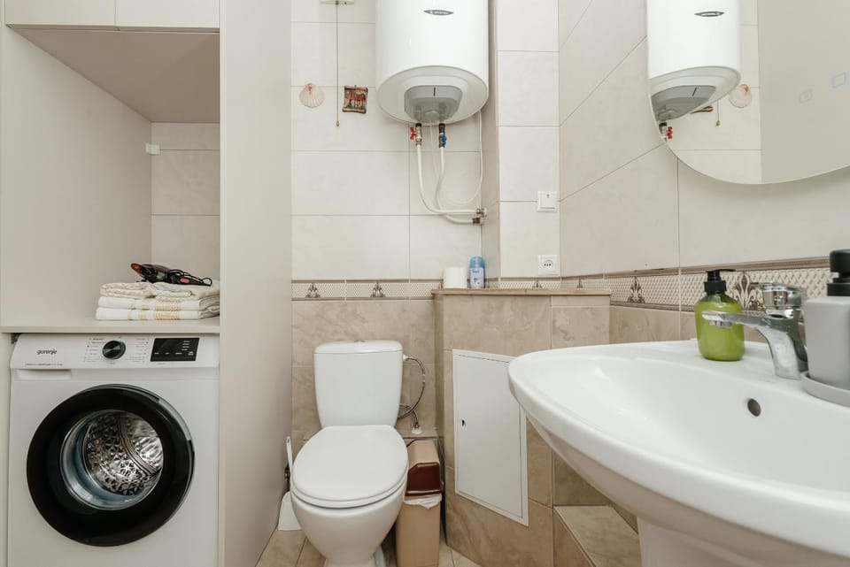 Shower, Toilet, Bathroom, towels, washing machine