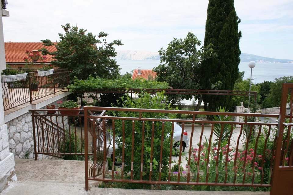 Location, children, Family