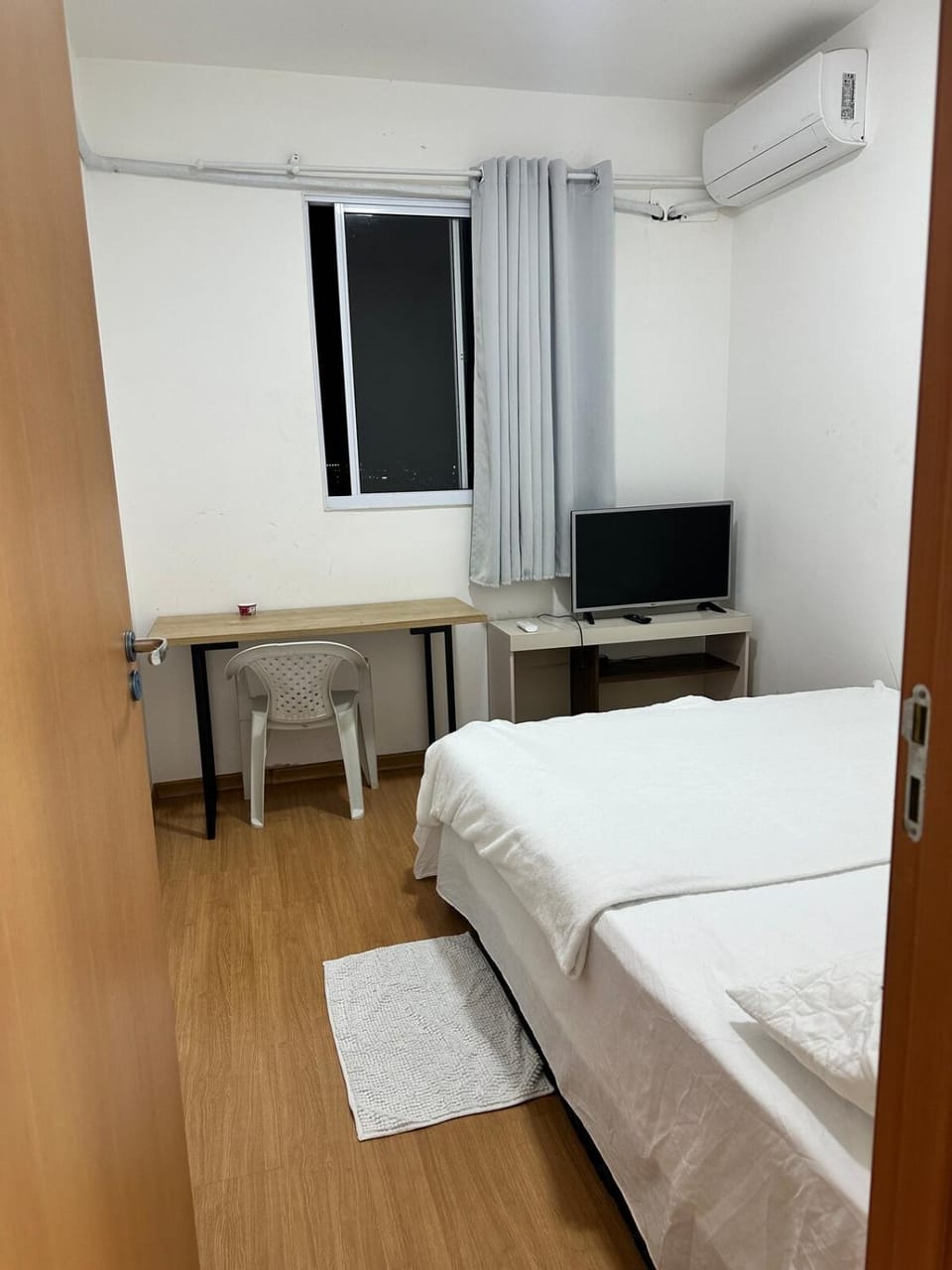 Bed, TV and multimedia, Photo of the whole room, Bedroom