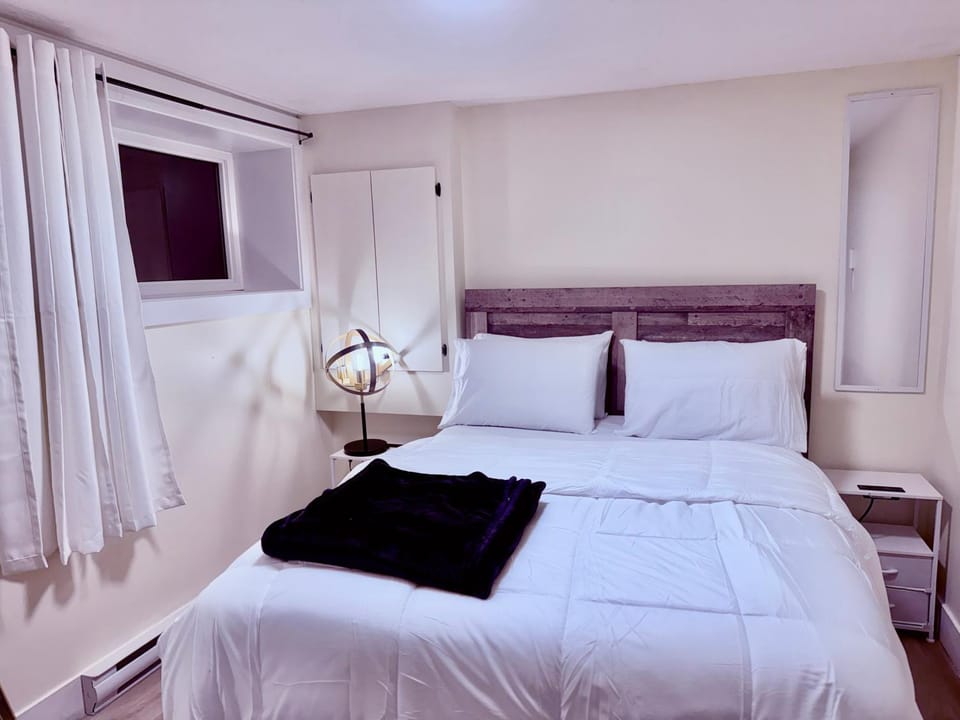 Space & Style Lower Level Suite, 3 mins drive from Airport Apartment in Dieppe