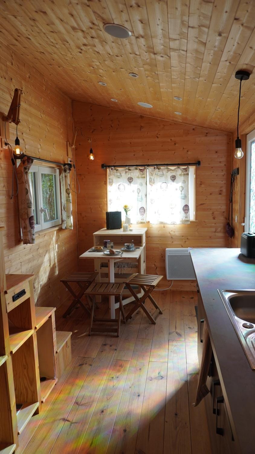 Dining area, kitchen
