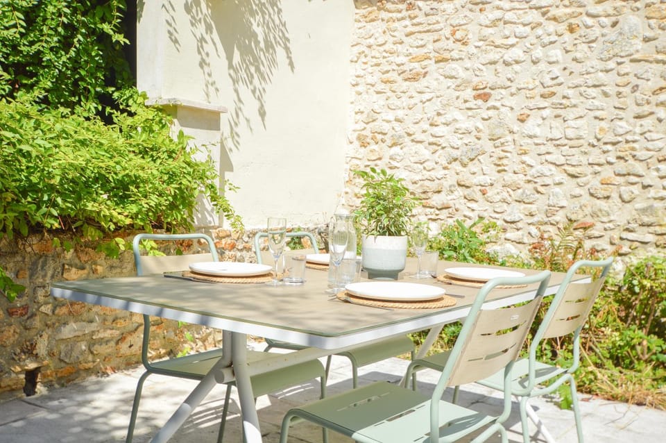 Patio, Spring, Day, Garden, Dining area, Garden view