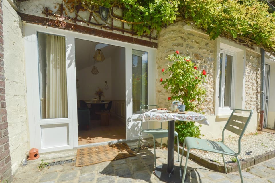 Property building, Patio, Spring, Day, Garden, Dining area, Garden view